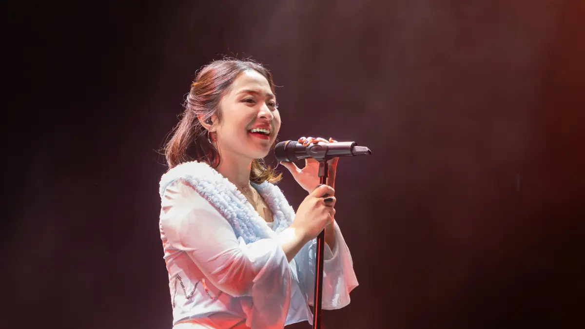 Momen Bernadya saat tampil di Synchronize Fest 2026 terpotret lewat sejumlah foto panggung. Penyanyi yang dikenal dengan lagu-lagu bertema patah hati ini tampil pada hari kedua, Sabtu (17/10/2026), di Gambir Expo Kemayoran, Jakarta. (Muhammad Hafizh/ Jawa