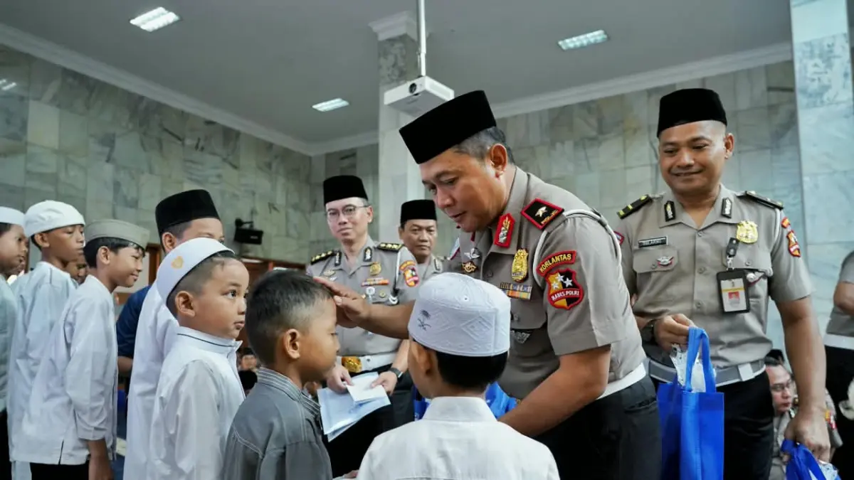 Mulai Tugas di Korlantas, Brigjen Aries Syahbudin Ajak Anak Yatim Doa Bersama