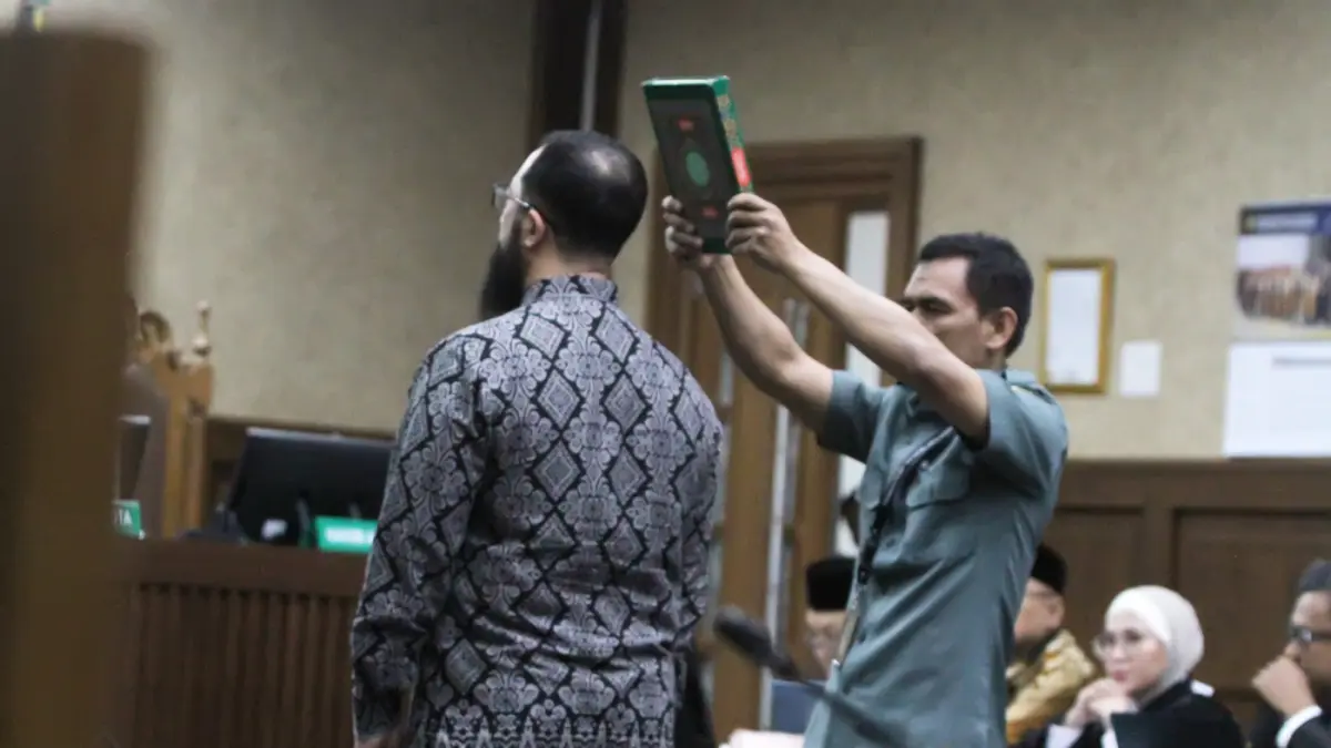 Pemilik PT Zahra Oto Mandiri sekaligus Direktur Uhud Tour Khalid Basalamah menjadi saksi kasus dugaan korupsi pembagian kuota dan penyelenggaraan haji di Kementerian Agama (Kemenag) tahun 2023-2024 di Pengadilan Tipikor, Jakarta, Selasa (20/10/2026). (Der