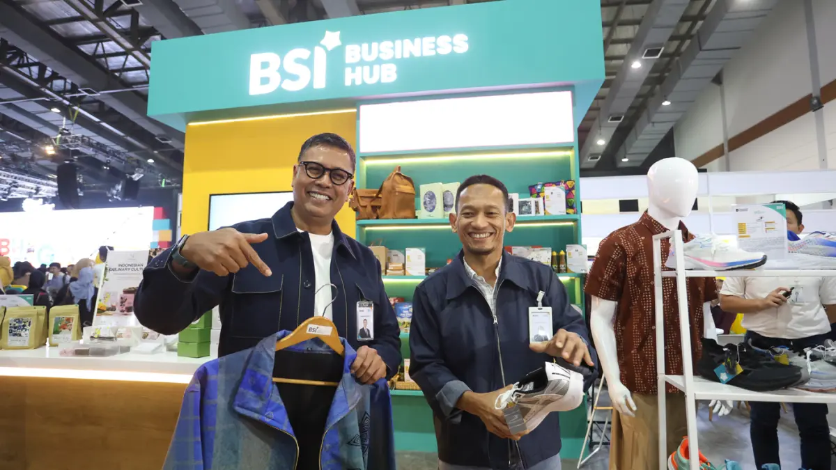 Direktur Utama BSI Anggoro Eko Cahyo didampingi SEVP Consumer Product Solution BSI Wawan Setiawan meninjau produk UMKM pada gelaran BSI International Expo 2026 di Jakarta International Convention Center (JICC), Jakarta, Jumat (23/10/2026). (Dery Ridwansah