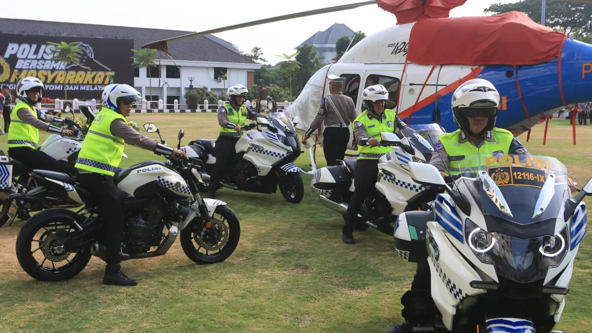 Anggota polisi lalu lintas bersiap mengikuti gelar pasukan Operasi Patuh Candi Polda Jawa Tengah di Semarang, Jawa Tengah, Senin (26/10/2026). Polda Jawa Tengah menggelar operasi tersebut selama 14 hari mulai 26 Oktober hingga 8 November 2026 untuk mening