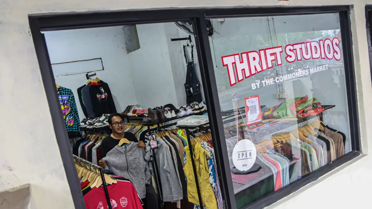 Seorang pedagang daring melakukan penjualan melalui siaran langsung aplikasi belanja daring di Kota Tangerang, Jumat (23/10/2026). Kementerian Usaha Mikro, Kecil dan Menengah (UMKM) memastikan kesiapan pemberlakuan insentif potongan biaya layanan perdagan