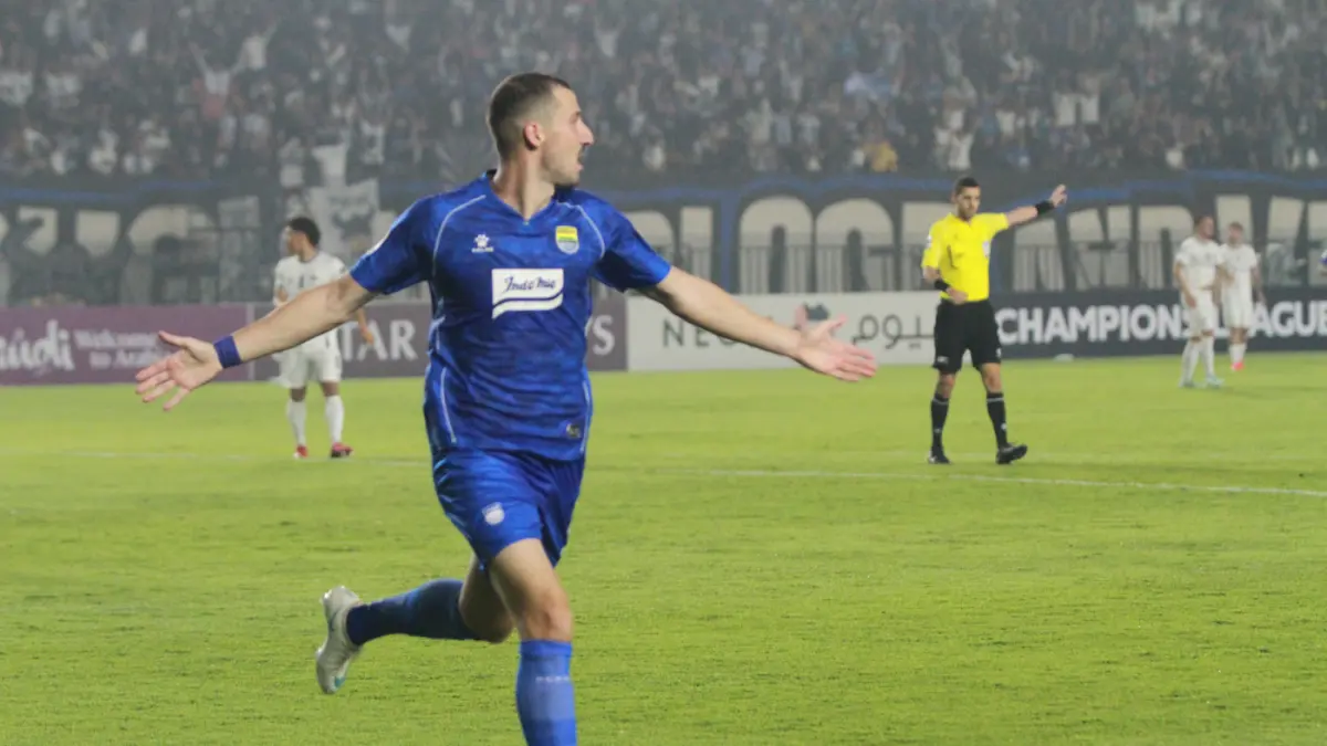 Pesepak bola Persib Bandung Balsa Sekulic berseleberasi usai mencetak gol ke gawang Melbourne Victory FC saat laga AFC Champions League Two Grup E di Stadion Si Jalak Harupat, Kabupaten Bandung, Jawa Barat, Rabu (28/10/2026). (Taofik Ahmad Hidayat/ Radar