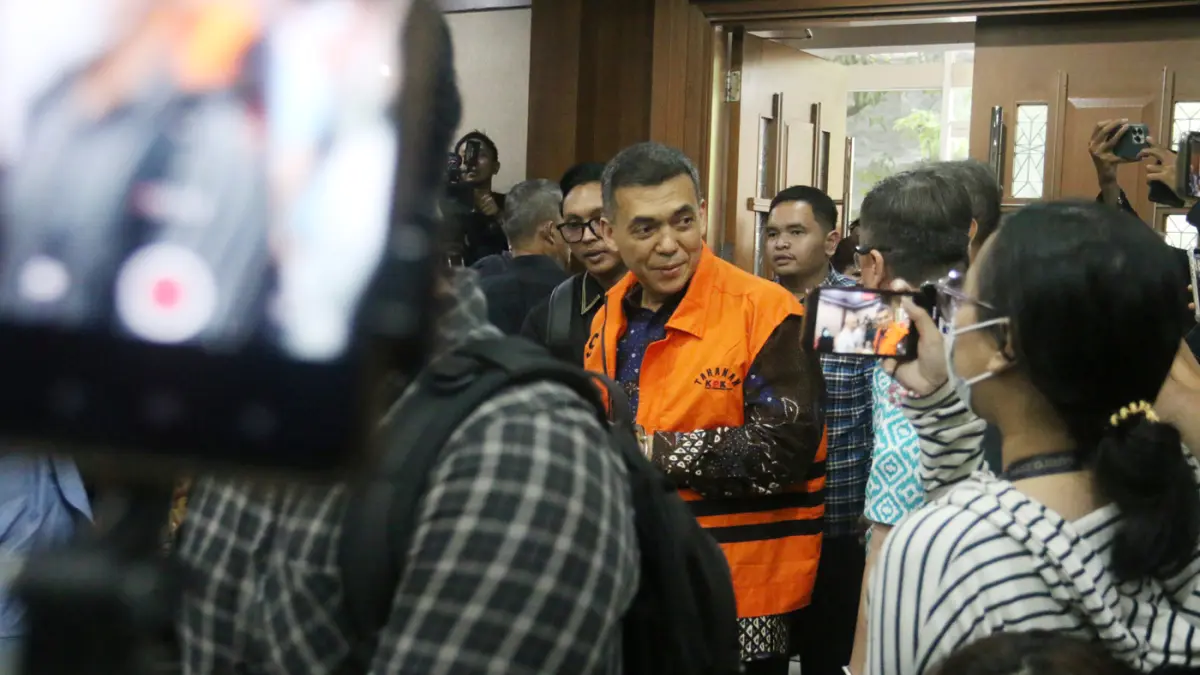 Terdakwa kasus dugaan pemerasan dan gratifikasi pengurusan izin tinggal WNA di lingkungan Ditjen Imigrasi, Silmy Karim berjalan memasuki ruangan untuk mengikuti sidang pembacaan surat dakwaan di Pengadilan Tipikor, Jakarta, Kamis (29/10/2026). (Dery Ridwa