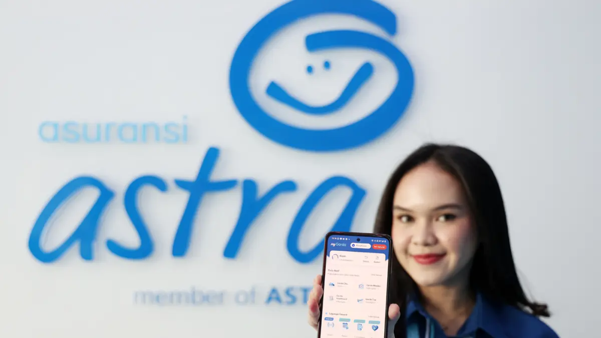 Customer Service menunjukan aplikasi myGarda