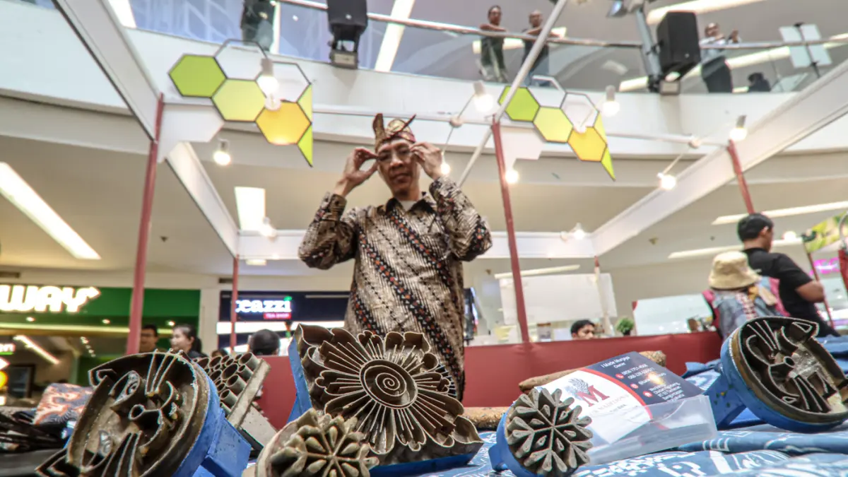 Sejumlah pengunjung berbelanja produk organik dalam acara CL Organic Green & Healthy Expo 2026 di Ciputra Mall Jakarta, Rabu (28/10/2026). Sejumlah pengguna jalan melintas di jembatan yang patah di atas saluran Mookervart, Jalan Pulo Nangka, Jakarta, Kami