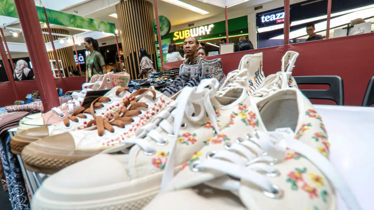 Sejumlah pengunjung berbelanja produk organik dalam acara CL Organic Green & Healthy Expo 2026 di Ciputra Mall Jakarta, Rabu (28/10/2026). Sejumlah pengguna jalan melintas di jembatan yang patah di atas saluran Mookervart, Jalan Pulo Nangka, Jakarta, Kami