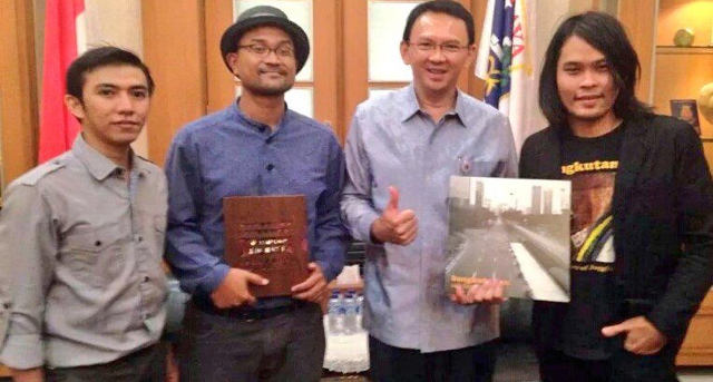 BENTUK APRESIASI: Tiga personel Bangkutaman bersama Gubernur DKI JAkarta Basuki Tjahaja Purnama alias Ahok. - Image