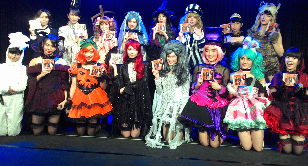 UNIK: Para member JKT48 tamil dengan kostum masing-masing saat peluncuran single Haloween Night. - Image