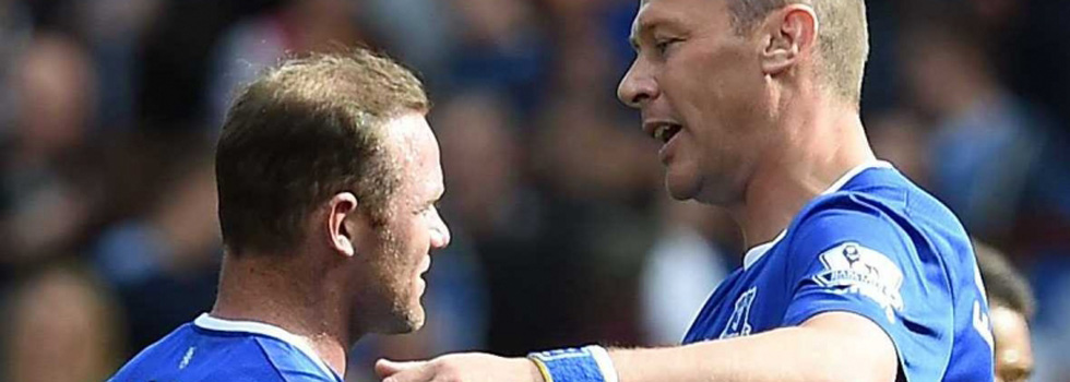 Wayne Rooney (kiri) bersama Duncan Ferguson. Foto AFP - Image