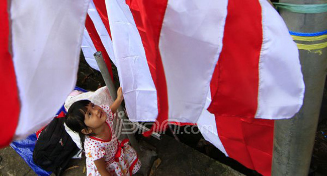 Bendera merah putih nampak berjejer di pinggir-pinggir jalan di kawasan Jalan Pahlawan kota Samarinda, Selasa (28/7). - Image