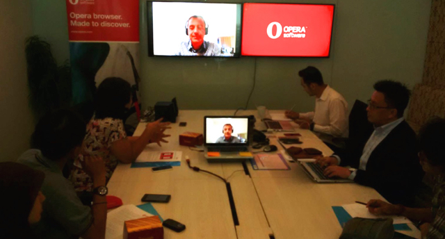 Suasana teleconference kantor Opera Indonesia di Jakarta dengan Opera Mini Product Manager Christian Uribe. - Image