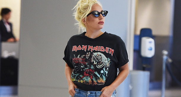 Lady Gaga mengenakan kaos band kegemarannya, Iron Maiden. - Image
