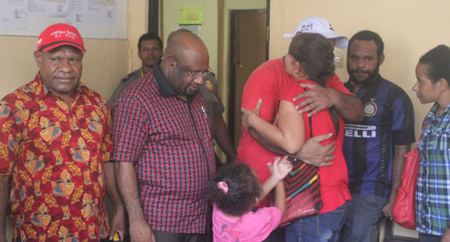 Tersangka kasus Tolikara, JW dan AK disambut hangat keluarga, kuasa hukum dan kerabat saat keluar dari ruang tahanan Polda Papua, Rabu sore. - Image