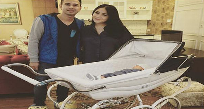 Kereta dorong Rafathar yang disebut setara milik bayi Kate Middleton dan Pangeran William dari keluarga kerajaan Inggris. - Image