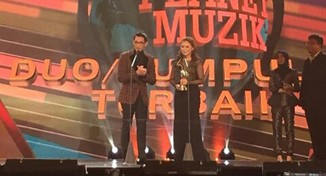 Lagu Rossa dan Afgan berjudul Kamu Yang Kutunggu berjaya di Anugerah Planet Muzik 2015 di Singapura. - Image