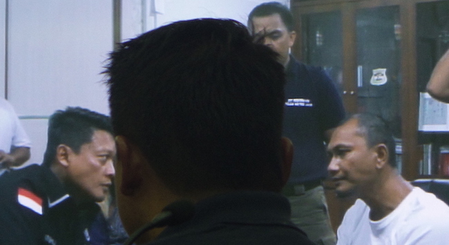 Direktur Reserse Kriminal Umum Polda Metro Jaya Kombes Krishna Murti (kiri) saat menginterogasi Agus Dermawan (kaos putih), tersangka pembunuhan terhadap PNF alias Putri, bocah 9 tahun warga Kalideres, Jakarta Barat. - Image