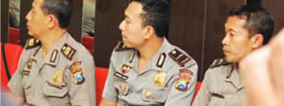 TERSANGKA: Dari kiri, tiga oknum Polsek Pasirian, Kapolsek AKP Sudarminto, Kanitreskrim Ipda Samsul Hadi, dan Babinkamtibmas Aipda Sigit Pramono - Image