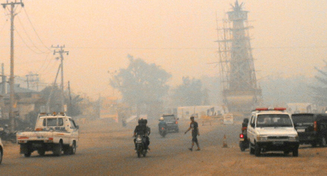 TAMBAH PEKAT: Tugu Obor Tanjung Puri, Kabuapten Tabalong, Kalimantan Selatan, sulit terlihat karena tertutup kabut asap. - Image