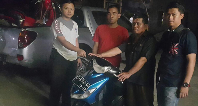 DICOKOK: Tersangka curanmor, Mullidin (kedua kanan), diamankan polisi di Polsekta Samarinda Ulu. - Image