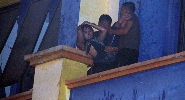 Evakuasi salah satu pengunjung Inul Vizta karaoke Manado, Minggu (25/10) dini hari - Image