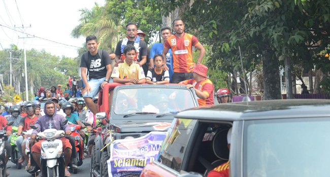 Arak-arakan yang menjemput Zulham Zamrun (kaos hitam) dan adik kembarnya Zulzin pemain FC Borneo di Kota Ternate, Maluku Utara, Senin (26/10) - Image