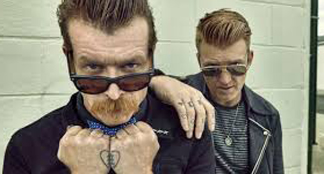 Dua personel Eagles of Death Metal, Jesse Hughes (depan) dan Josh Homme. - Image
