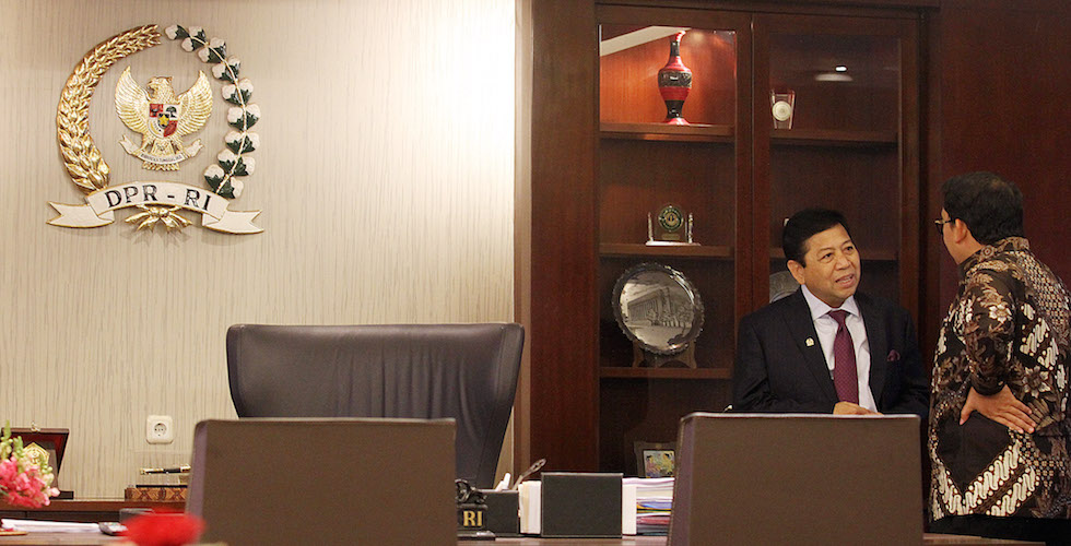 Ketua DPR Setya Novanto berbincang dengan Wakil Ketua DPR Fadli Zon (membelakangi kamera) dalam sebuah kesempatan di ruang kerja pimpinan DPR RI. - Image