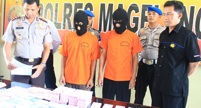 UPAL: Kapolres Magelang AKBP Zain Dwi Nugroho menunjukkan upal yang bernilai ratusan juta rupiah dan dua tersangka yang berhasil diamankan jajarannya. - Image