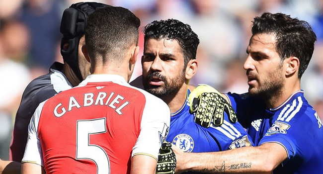 Diego Costa (tengah) yang sering kali bermain keras sehingga berbuah pelanggaran - Image