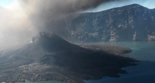 MENINGKAT: Gunung Barujari di Taman Nasional Gunung Rinjani, Lombok, tampak terus mengeluarkan letusan hingga kemarin. - Image