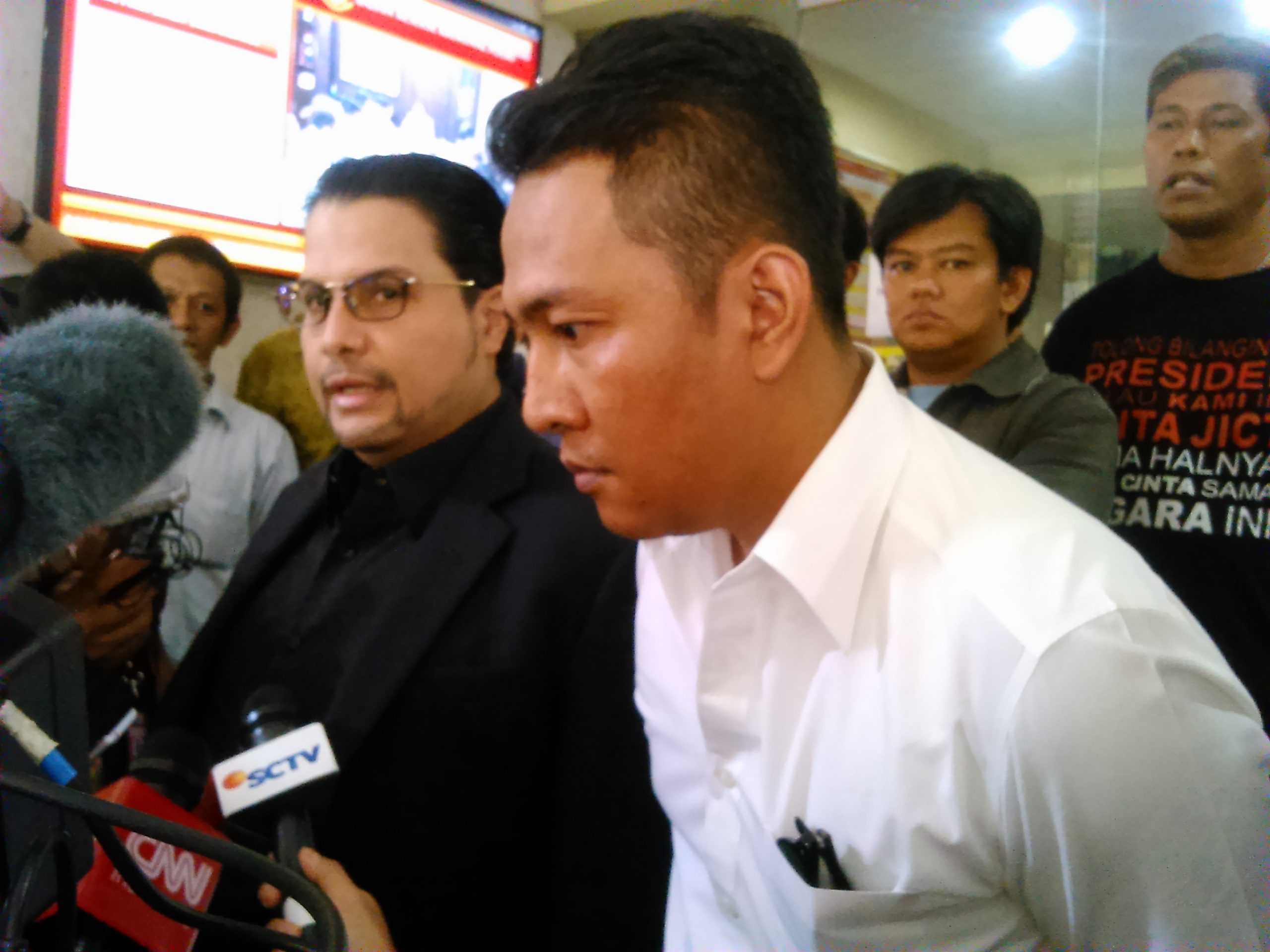 Nova Hakim, Ketua SP JICT tiba di Bareskrim didampingi kuasa hukumnya Malik Bawazier - Image