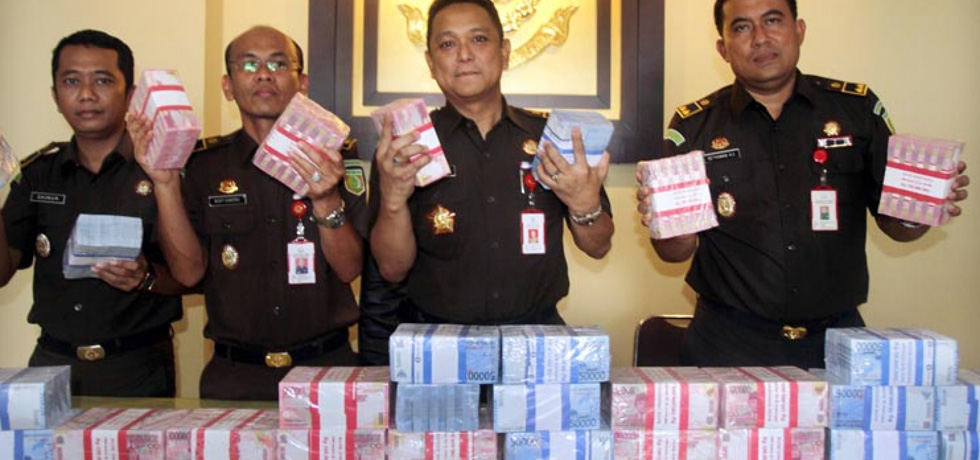 UANG NEGARA: Aspidsus Kejati Kepri Rahmat (dua dari kanan) menunjukkan uang pengembalian korupsi Pembangunan Kebun Raya Batam di Kejati Kepri, Selasa (8/12). - Image