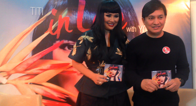 SEMRINGAH: Titi DJ Semringah membawakan lagu-lagu cinta milik Yovie Widianto. Titi DJ merilis album Titi in Love with Yovie di Jakarta Selatan, Rabu (9/12). - Image