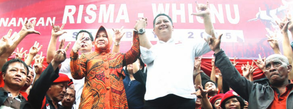HASIL QUICK COUNT UNGGUL: Pasangan Tri Rismaharini dan Whisnu Sakti Buana berorasi di atas panggung di halaman posko induk, kantor DPC PDIP Surabaya, Jalan Kapuas, Surabaya, Rabu (9/12). - Image