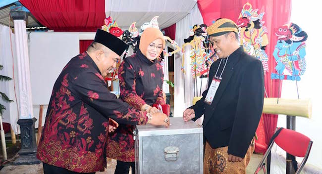 Bupati Sukoharjo, Jawa Tengah Wardoyo Wijaya dan istrinya, Etty Wardoyo saat menggunakan hak pilihnya pada pilkada lalu. - Image