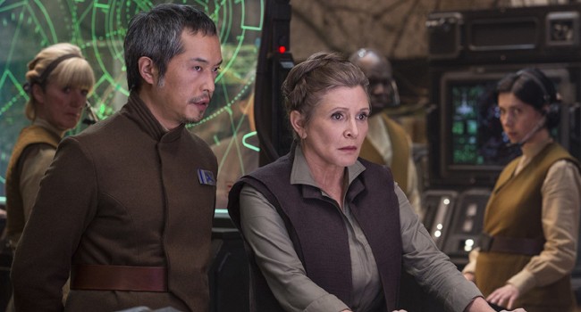 DALAM KENANGAN: Carrie Fisher (kanan) dalam adegan Star Wars: The Force Awakens. Tim produksi masih memikirkan kelanjutan karakter General Leia di Episode IX. - Image
