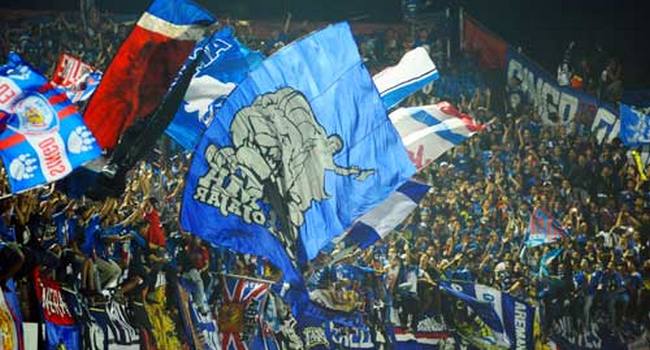 Aremania memprotes rencana Arema FC mengubah logo klub. - Image
