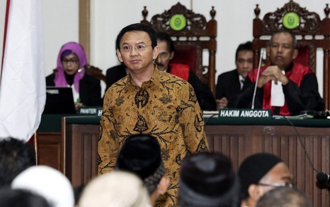Basuki Tjahaja Purnama saat menjalani persidangan pekan lalu - Image