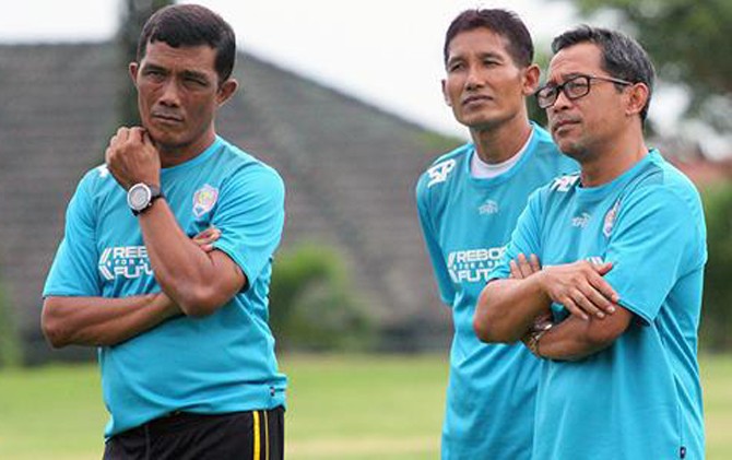Aji Santoso langsung memantau sesi latihan Arema U-21 - Image