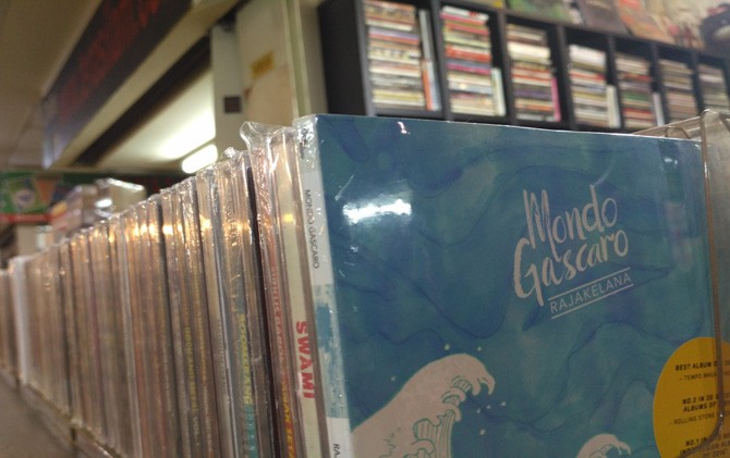 CD album Rajakelana milik Mondo Gascaro di salah satu toko musik di Blok M Square, Jakarta Selatan. - Image