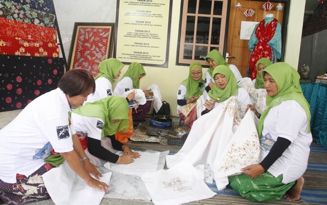 GIAT BERKARYA: Anggota Paguyuban Ka’wongsari dari RW 7 Ma gersari sedang mewarnai batik tulis. - Image