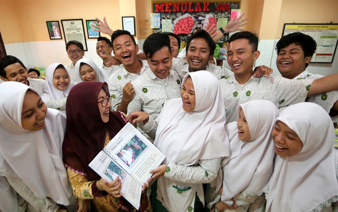 INTERAKTIF: Umi Fatimah Savitri saat memberikan mata pelajaran sejarah. - Image