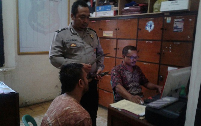 Terlihat salah seorang pelaku pengroyokan yang tengah di lakukan proses penyidikan oleh anggota Polsek Limpung. - Image