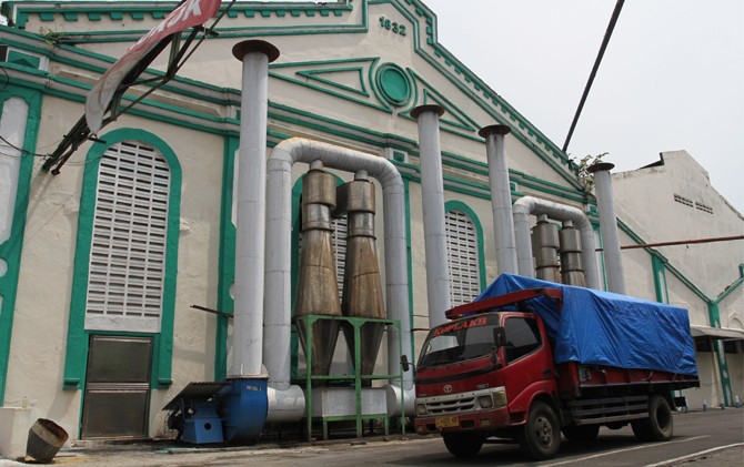MASIH KUKUH: Salah satu bangunan asli yang berdiri sejak 1832 sesuai angka yang tertera di sisi atas tembok dindingnya. Saat ini berfungsi sebagai gudang penyimpanan gula hasil produksi PG Candi Baru. - Image
