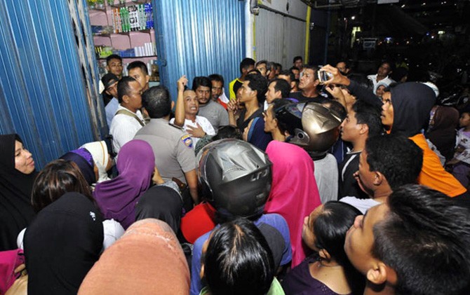 Ratusan orang tua murid SD mengantre di depan toko Harapan Utama untuk membeli buku LKS penerbit Generasi Emas. - Image