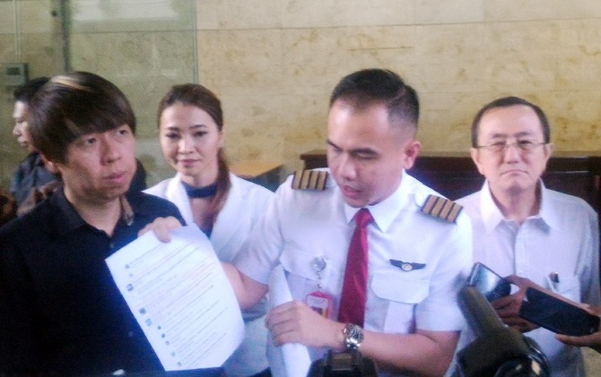 Gema Merdeka Wiyardi, pilot dari 14DayPilot Flight Academy menunjukkan laporannya ke wartawan. - Image