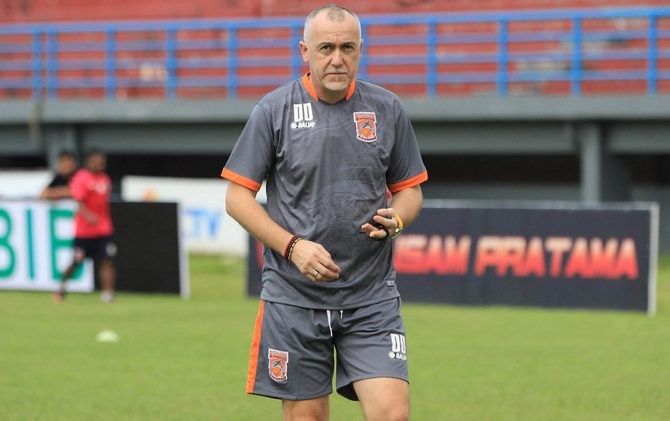 Dragan Djukanovic punya cara jitu mempererat kedekatan antarpemain PBFC. - Image