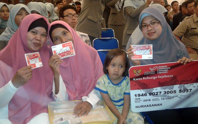 Ibu Rumah Tangga Peserta PKH Penerima Program e-Warong - Image