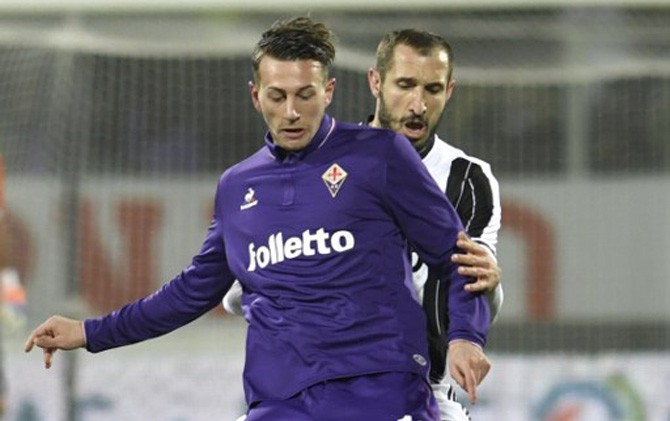 Giorgio Chiellini (belakang) tak berdaya saat melawan Fiorentina - Image